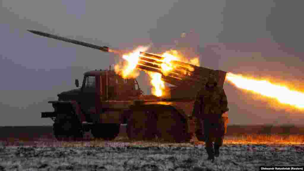 Украински войници обстрелват с ракетен комплекс БМ-21 Град руските позиции на фронтовата линия край град Бахмут на 15 януари. В коментар, излъчен същия ден, руският президент Владимир Путин обяви победа в Соледар, като заяви: "Има положителна динамика (в боевете). Всичко се развива по план". Киев отрече твърдението, като заяви, че тежките боеве продължават.