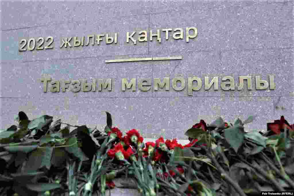 Январские события унесли по меньшей мере 238 жизней. Митинги в начале года вспыхнули сначала в Жанаозене, городе на западе страны, из-за скачка цен на сжиженный газ. Демонстрации быстро охватили другие регионы. На площадях выдвигали требования социально-экономического и политического характера, призывали к отставке правительства, реформам, справедливым выборам. В Алматы протесты переросли в насилие, были захвачены и подожжены здания акимата и резиденции президента