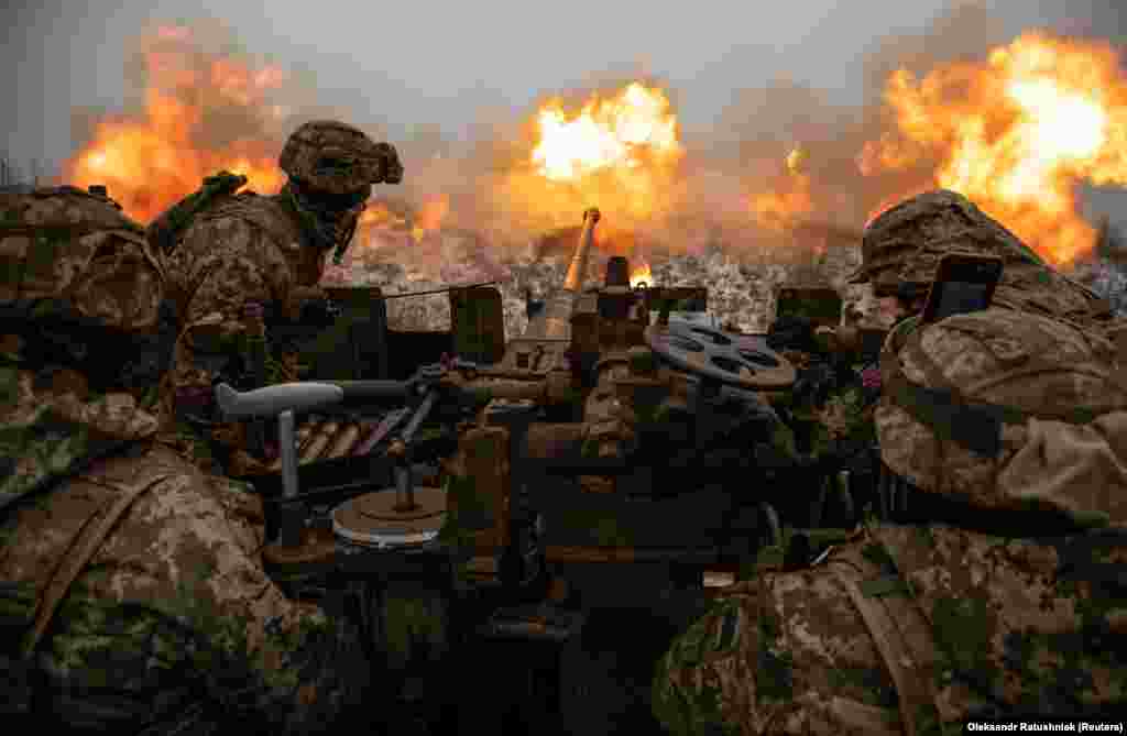 Украински войници атакуват руски позиции на фронта край град Бахмут на 15 януари. Битката за града, в който преди са живели 70 000 души, продължава от месеци и оставя след себе си апокалиптични сцени на смърт и разрушения.