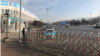 Полицейские возле монумента Независимости в Алматы, обнесённого металлической оградой. Иллюстративное фото