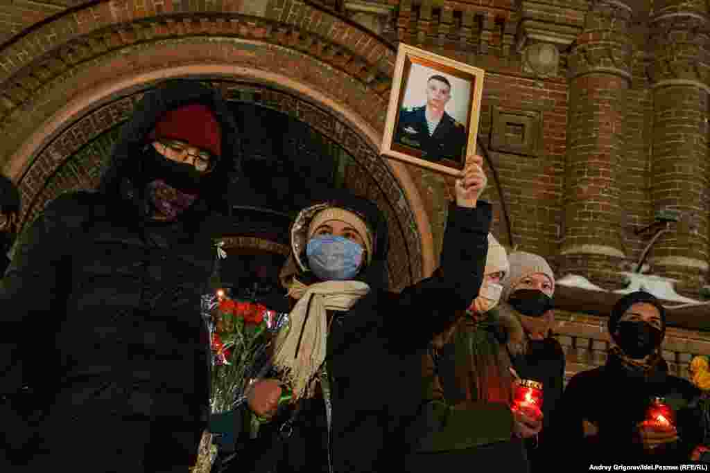 Первый "двухсотый". 1 марта стало известно о гибели в войне первого татарстанца. Им оказался уроженец Нижнекамска Ильнур Сибгатуллин. Участники антивоенной акции на Баумана не смогли рассказать, что они думают по этому поводу — полицейские взяли их в кольцо и заявили, что будут задерживать за любые речи.