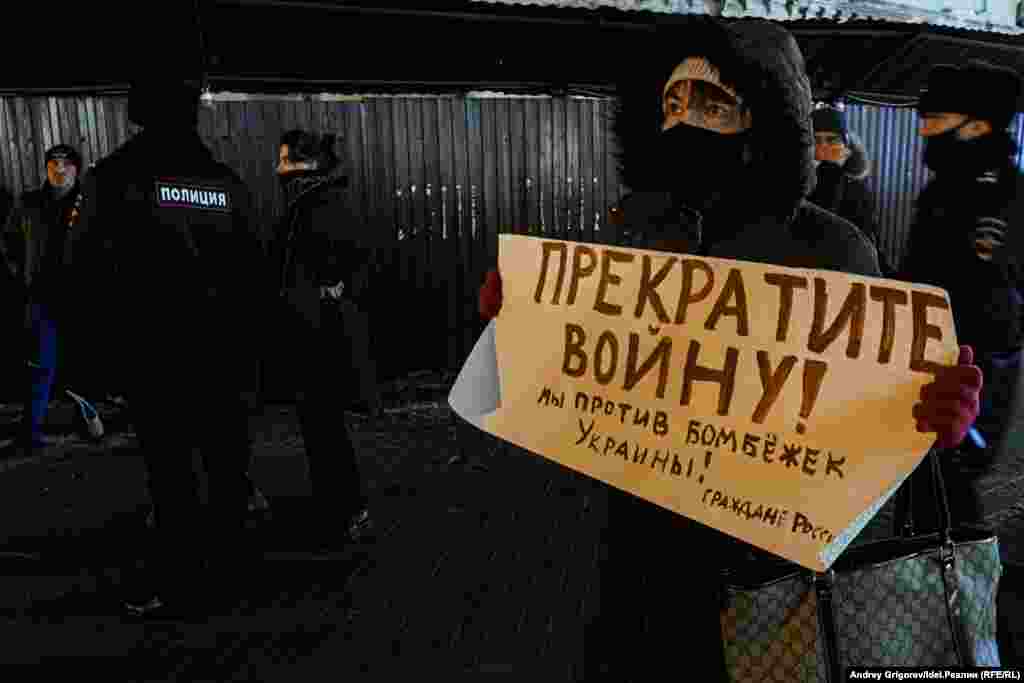 Жительница Казани с плакатом "Прекратите войну! Мы против бомбежек Украины" — одна из первых (а, может, и самая первая) протестующих, вышедших под часы на пешеходной улице Баумана вечером 24 февраля 2022 года. 
