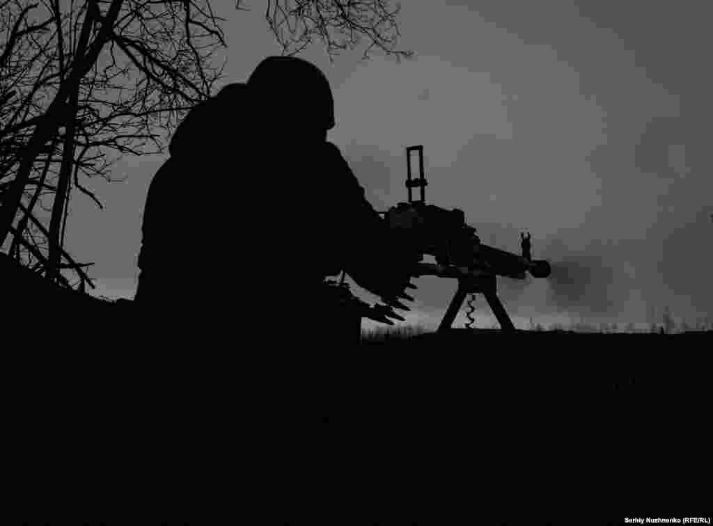 Украински войник стреля с картечница по руските позиции край Соледар на 14 януари. Въпреки че градът има малка стратегическа стойност, превземането му би било най-значителната победа на Москва на бойното поле от месеци насам.