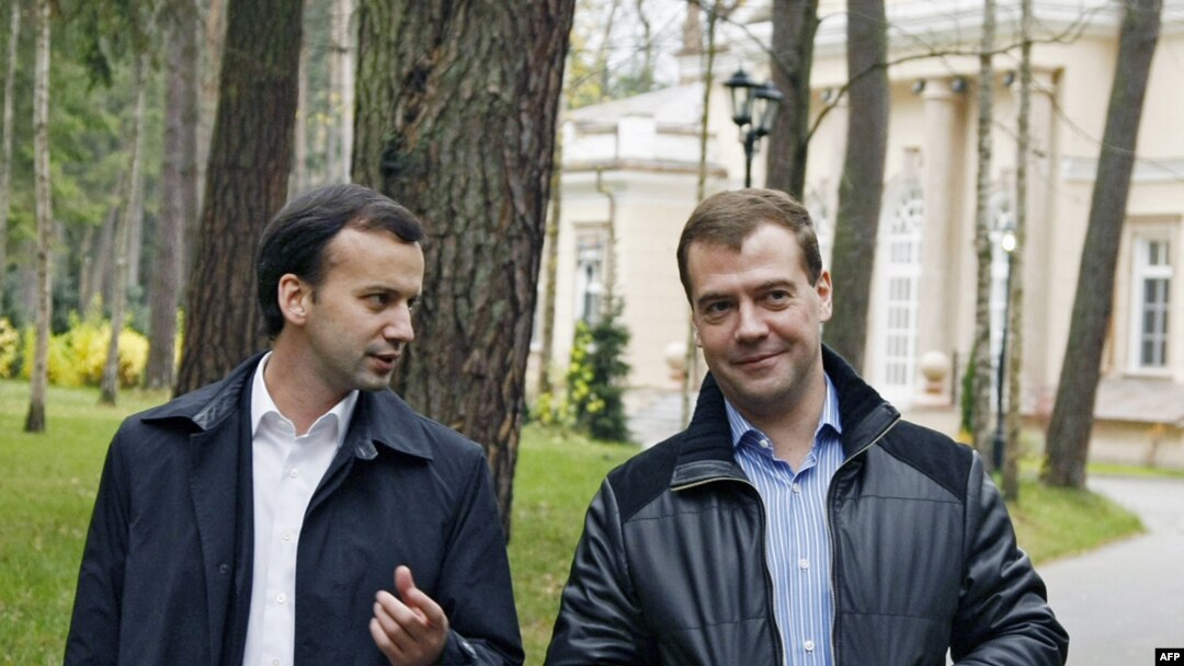 Medvedev (R) and Dvorkovich at the presidential residence in Gorki