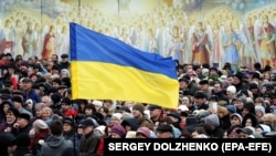 Люди на площі біля Михайлівського Золотоверхого монастиря в Києві, що належить Православній церкві України (ПЦУ) невдовзі після отримання томосу про автокефалію. Березень 2019 року