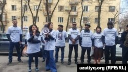 Жанболат Мамайға қолдау көрсету үшін апелляциялық сот алдына келген белсенділер. Алматы, 28 наурыз 2022 жыл