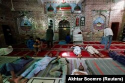 حکومت وايي، خلک دې په سیوري کې پاتې شي: انځور له ارشیفه