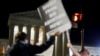 Protest ispred Vrhovnog suda SAD u Vašingtonu posle curenja nacrta mišljenja o pravu na abortus, 2. maj 2022. 