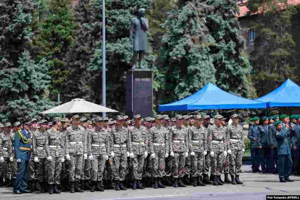 Алайда 7 мамырда белсенділер Шоқан Уәлиханов алаңына келгенде ол жерде Отан қорғаушылар күніне арналған концерт өтіп жатты. Қатты әуен ойнап, әртістер өнер көрсетті, ҰҚК Шекара қызметі академиясының үздік курсанттары марапатталды. 