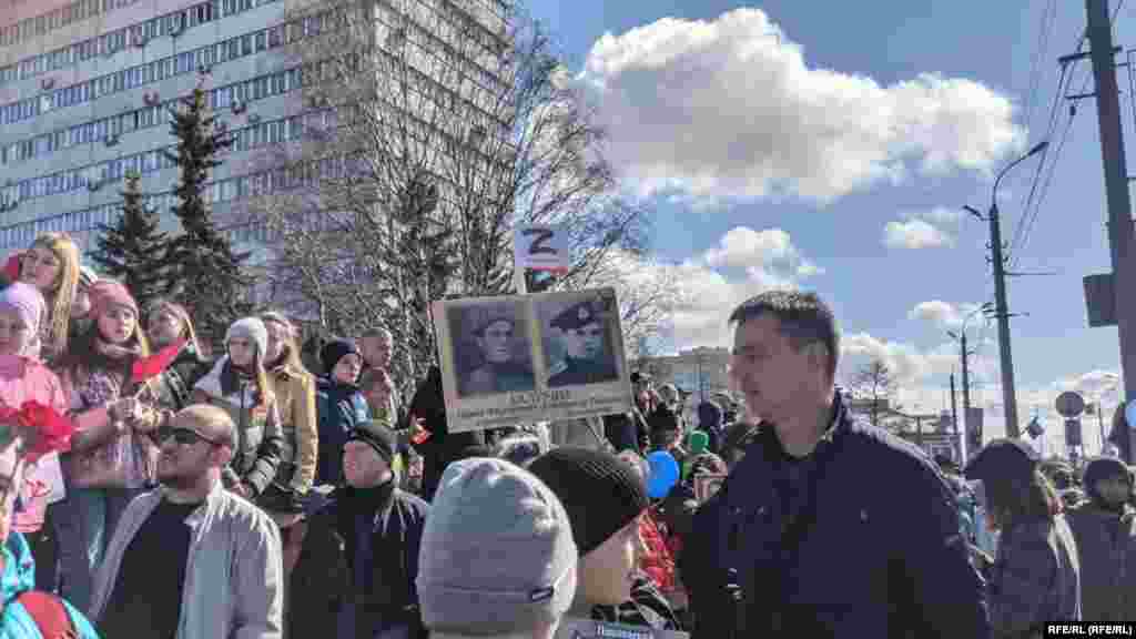 Участница парада Победы в Архангельске с табличкой с портретами своих родственников и Z-символикой. 
