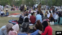اسلام اباد کې هغه افغان کډوال چې نورو هېوادونو ته د تګ په خاطر دغلته شپې ورځې سبا کوي، خبريالان هم په‌کې شامل دي. انځور - ارشيف