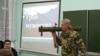 Школьникам показывают гранатомет на "Уроке мужества" в Ставропольском крае