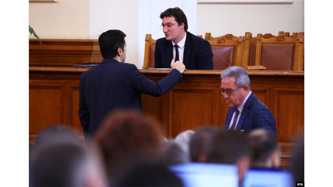 Съпредседателят на ПП Кирил Петков (вляво) говори със служебния правосъден министър Крум Зарков на фона на Йордан Цонев от ДПС.