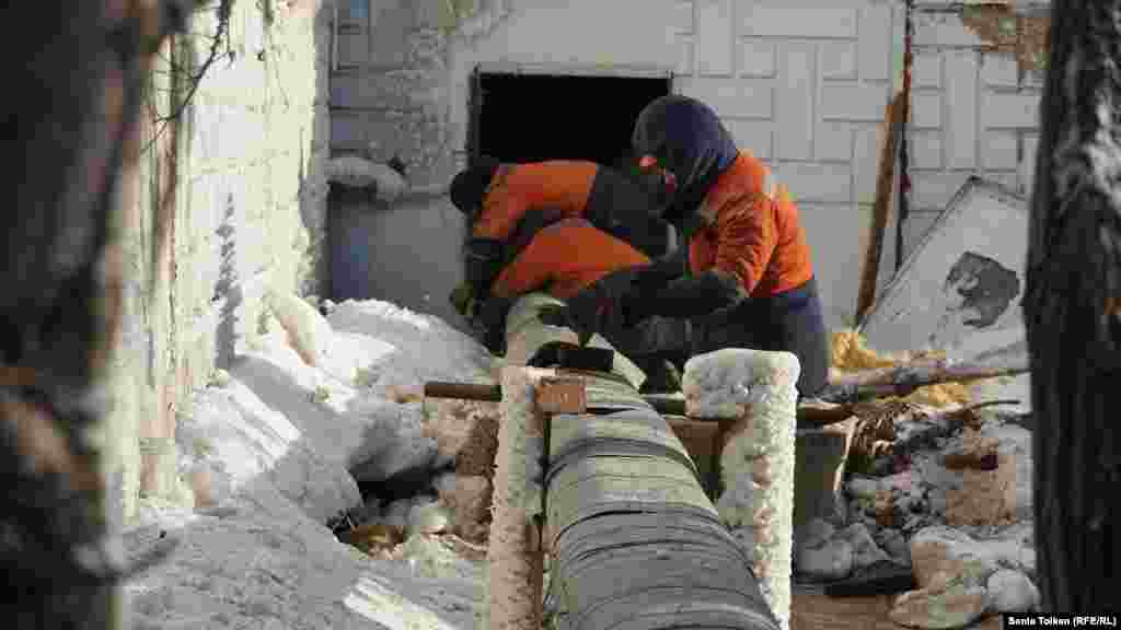Екібастұз жылу орталығындағы апат салдарын жою жөніндегі жедел штаб 8 желтоқсанда қалада "жылу толық берілгенін", бірақ екі мектеп, балабақша мен балалар үйін қосқанда оннан астам нысанның құбырын қайта жалғау үшін жылу беру уақытша тоқтатылғанын хабарлады. Тұрғындардың кейбірі үйінің әлі де суық екенін, су құбырының әр жерден жарылып жатқанын айтады.