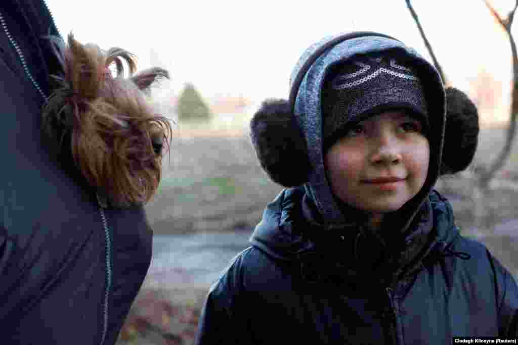 9-летняя Любовь ждет своей очереди с дедушкой и собачкой. 