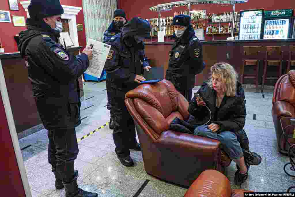 Полиция срывает работу "Школы районной антикоррупции" — с этим проектом в Казань 12 февраля приехала оппозиционный политик Юлия Галямина. Лекции пытались сорвать по классической схеме: в последний момент владельцы коворкинга в нарушение договоренностей отказали политику в аренде помещения, а в конференц-зал отеля, куда переместились участники школы, нагрянула полиция. Якобы из-за "нарушений санитарных норм".