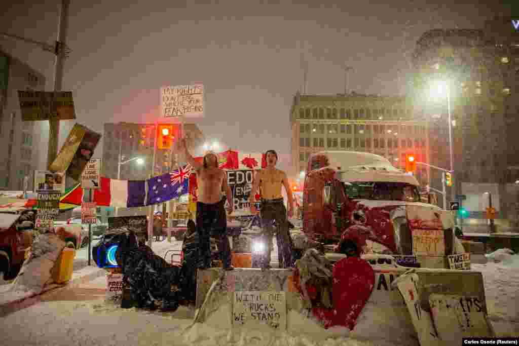 Протесты против введения вакцины от COVID-19 на Веллингтон-стрит возле парламента Канады в Оттаве, Онтарио, Канада, 17 февраля 2022 года. (Reuters/Carlos Osorio)