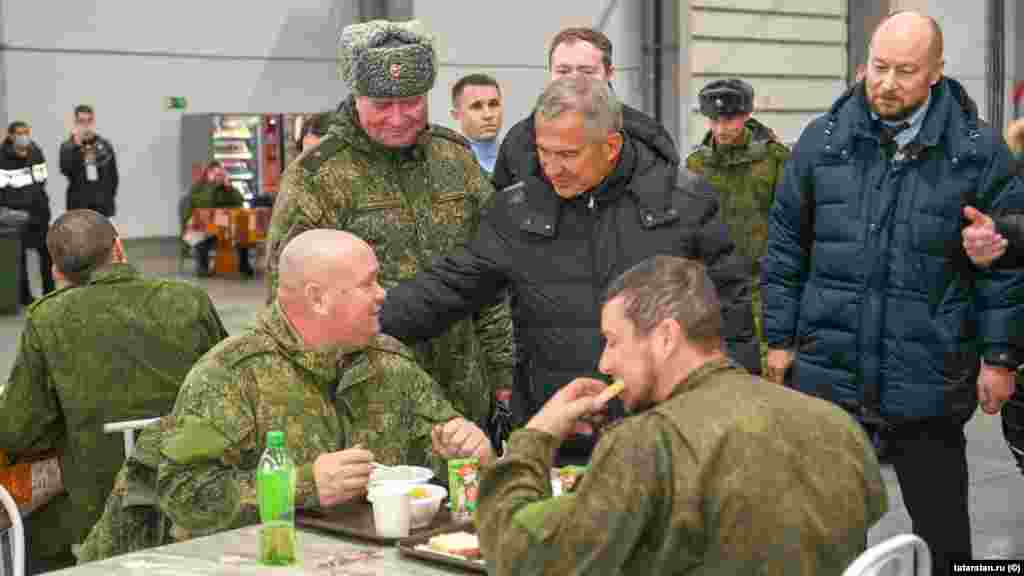 21 сентябрьдә Путин фәрманы белән Русиядә мобилизация башланды. Татарстан президенты Рөстәм Миңнеханов "Казан Экспо" үзәгенә килеп мобилизациягә алынган кешеләрнең хәлен белеште. "Үтергәнче ашаталар" диючеләр булды. Берничә атнадан мобилизациягә эләгеп сугышка китүчеләр табутта кайта башлады. Бүгенге көндә Татарстаннан кимендә 6, Башкортстаннан кимендә 10 шундый кеше теркәлде. Аларның исемнәре монда китерелә.