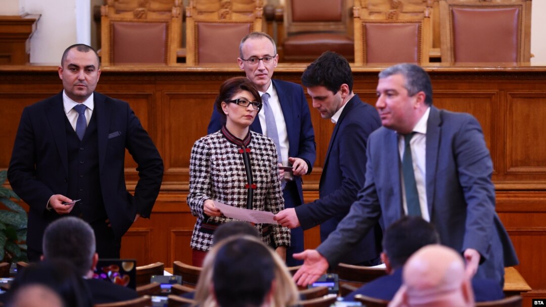 Председателката на ПГ на ГЕРБ Десислава Атанасова разговаря с бившия председател на парламента Никола Минчев от "продължаваме промяната".