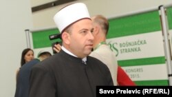 Kako je moguće da neko u jednoj državi, sa strane, otvara škole a da ga niko ne pita: zbog čega je otvorio te škole, pita Fejzić