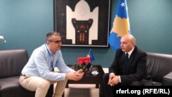 Isa Mustafa sa novinarom Radija Slobodna Evropa Zijadinom Gashijem