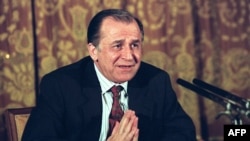 La două luni după ce a câștigat alegerile și o lună după ce a reprimat protestele din Piața Universității în violență cu ajutorul minerilor, Ion Iliescu spune că „lumea exterioară ne înțelege cu slăbiciunile și rănile noastre moștenite de la dictatori”- 20 iulie 1990, București