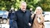 Sebija Izetbegović sa suprugom Bakirom Izetbegovićem, predsjednikom Stranke demokratske akcije (SDA) dolazi na biračko mjesto tokom izbora 2022. godine. 