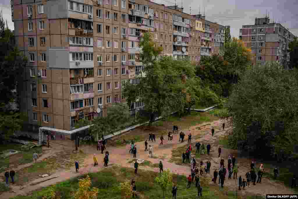 Днепр выступает логистическим узлом для сбора и отправки гуманитарной помощи. В город также прибывают люди, бегущие от боевых действий на востоке и юге Украины 