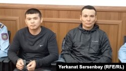 Активист Ержан Елшибаев (слева) и проходивший обвиняемым вместе с ним заключенный Куттымурат Ескараев. Кызылорда, 29 сентября 2022 года