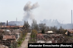 Клубы дыма над металлургическим комбинатом «Азовсталь» 18 апреля, спустя почти два месяца после вторжения России в Украину