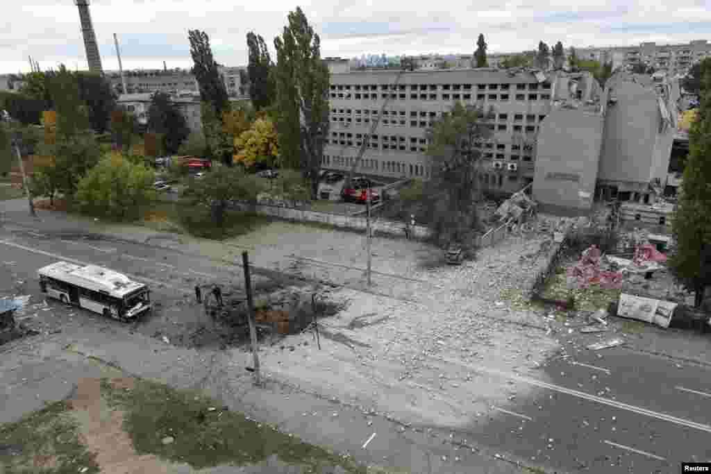 По Днепру было выпущено не менее пяти ракет. В понедельник Россия нанесла ракетные удары по территории Украины, в результате которых по меньшей мере 19 человек погибли и 105 получили ранения 