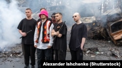 Kalush Orchestra a filmat videoclipul melodiei „Stefania”, cu care a câștigat Eurovision, în locurile în care forțele ruse au comis atrocități de nedescris. În fotografie, membrii formației apar lângă cimitirul de mașini din Irpin.