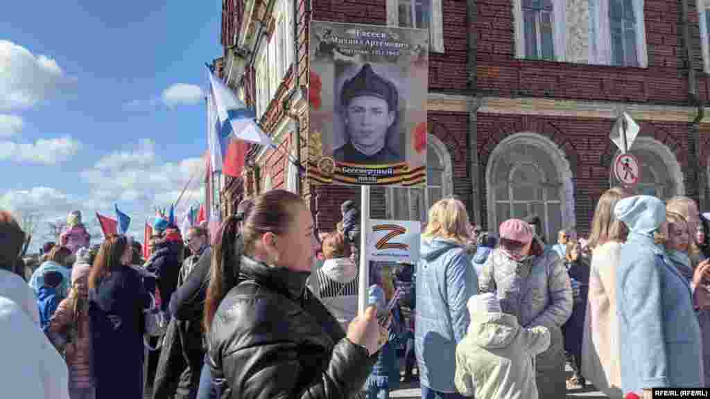Участники шествия "Бессмертный полк" в Архангельске прикрепляли к портретам своих погибших на войне родственников Z-символику, которую российская армия использует в качестве отличительных знаков при вторжении войск в Украину 