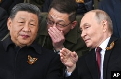 Глава Китаю Сі Цзіньпін (ліворуч) і очільник Росії Володимир Путін (праворуч) під час святкування 80-ї річниці перемоги над нацистською Німеччиною у Другій світовій війні. Москва, 9 травня 2025 року