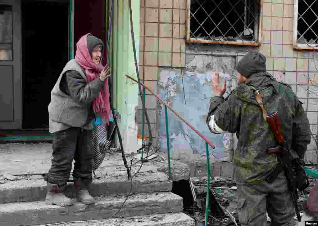 1 сәуірде қаладан шамамен 2 мың адам шығып, Запорожье қаласына аттанғаны хабарланды. Бірақ Мариупольде әлі 150 мыңдай адам бар. Суретте қала тұрғыны Ресей әскериімен сөйлесіп тұр. 