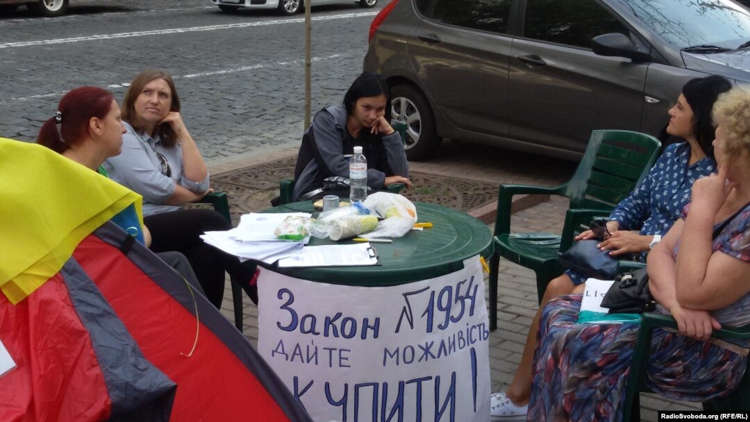 Переселенка из Донецка Юлия Дрюк-Ильяшенко объявила голодовку под зданием Кабмина