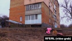 Тұрғын үй жанындағы қабір. Буча, Украина, 3 сәуір 2022 жыл