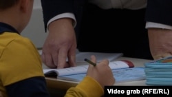 Škola u Sarajevu, učenik i nastavnik na času, 8. oktrobar 2021.