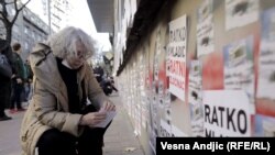 Aida Ćorović tokom protesta na Platou Milana Mladenovića u centru Beograda zbog novog grafita koji slavi osuđenog ratnog zločinca Ratka Mladića (25.11.2021.)