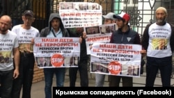 "Хизб ут-Тәхрир эше" нигезендә хөкем ителгән кырымтатарларга теләктәшлек чарасы. Мәскәү, 11 июль 2019