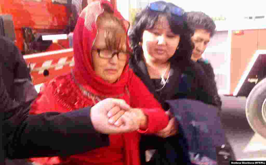 Багжан Аязбаева рассказала Азаттыку о своей акции протеста: - Голова кружится. Как вы думаете, семь дней там находиться, даже не знаю, как на земле стоять. Я, действительно, не знаю, мы там голодные были, никто ничего толком еду не поднимал. Мне 53 года. Я гипертоник, но вот они за семь дней нам подняли только два раза еду. Они держали нас в голоде, без связи, вот что было, мы с собой брали, несколько сотовых телефонов, вот мы и держали.