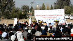 د فراغت غونډې ته د زده کوونکو د کورنیو غړي او ملګري ورغلي ول - د ډېسېمبر څلورمې انځور.