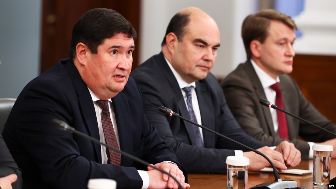 От ляво надясно председателят на УС на „Лукойл Нефтохим Бургас“ Илшат Шарафутдинов, консултантът на "Лукойл България" Александър Величков и директорът на "Лукойл България" Андрей Матюхов.