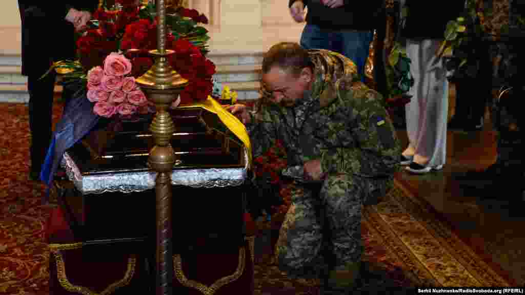 Бойові товариші прощаються із побратимом 