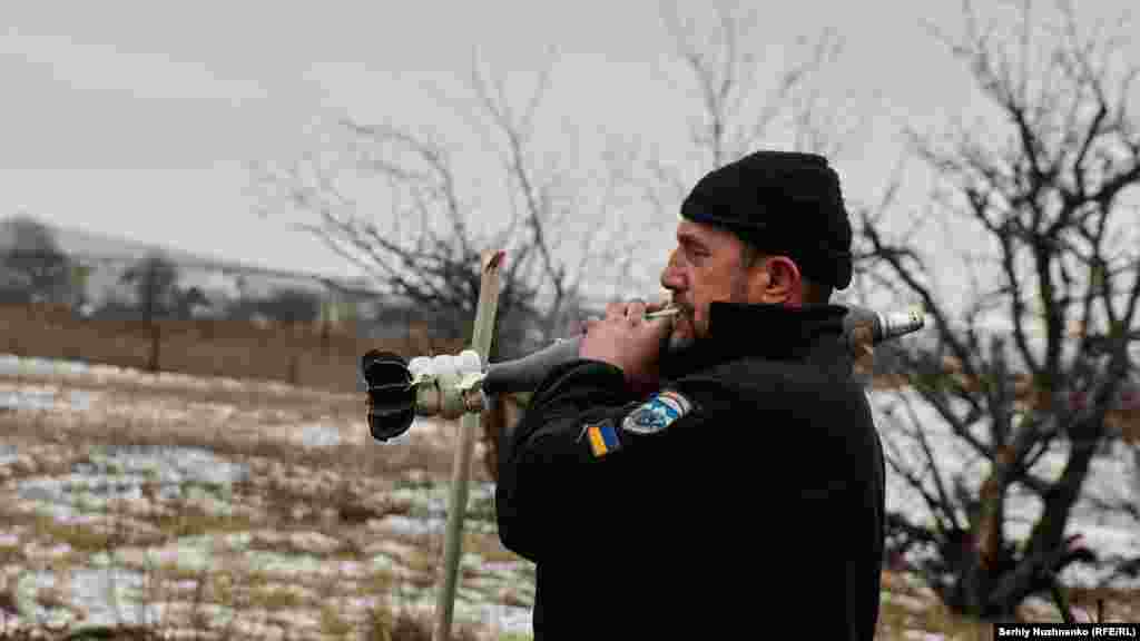 Украински войник носи минохвъргачка, с която ще стреля към руските позиции край Соледар на 14 януари. "Всичко е напълно разрушено. Почти не е останал живот. Какво се опитва да спечели Русия там?", попита украинският президент Володимир Зеленски миналата седмица.
