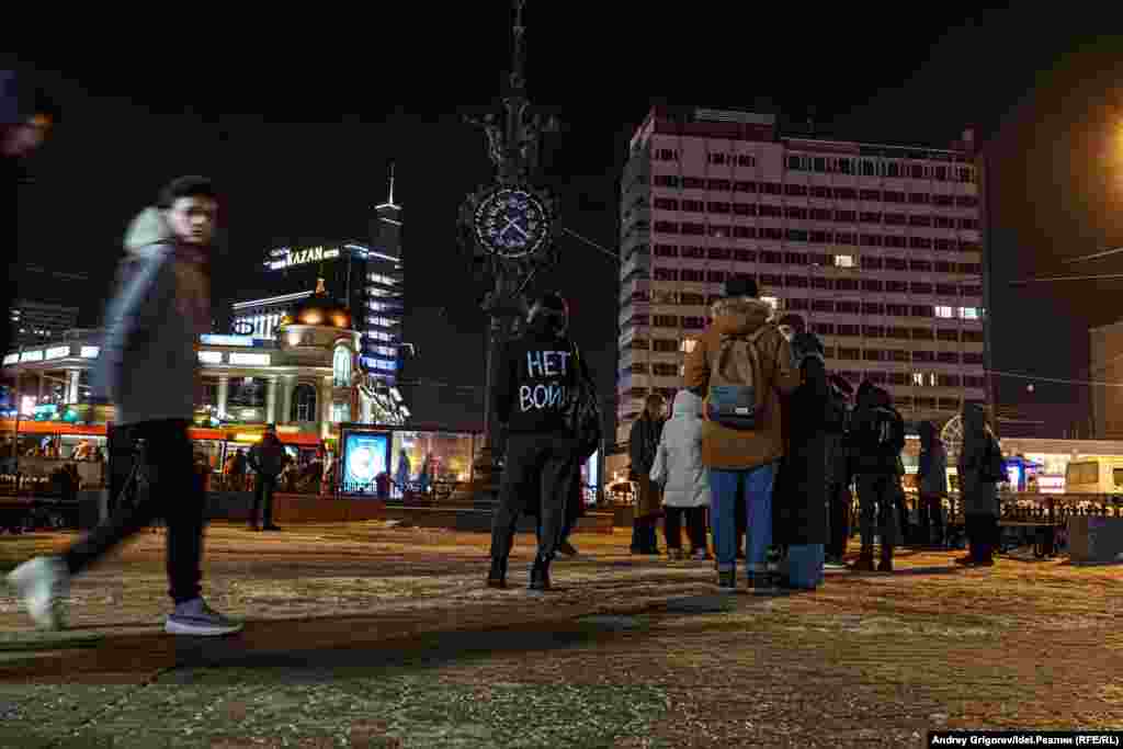 Новая форма протеста в условиях тотальных задержаний пикетчиков с плакатами: девушка в куртке с надписью "Нет войне".