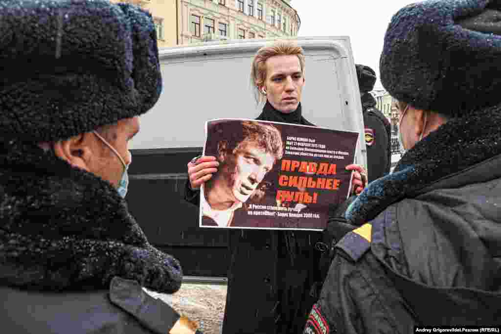 27 февраля, студент Денис Мокрушин задержан из-за участия в акции памяти Бориса Немцова. Впоследствии его оштрафовали на 10 000 рублей. На этом прессинг Дениса не закончился. 