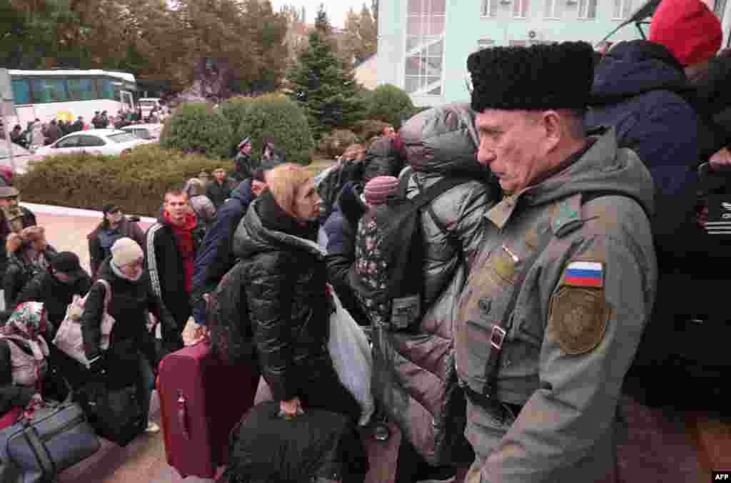 Гражданские лица из Херсона прибывают на железнодорожный вокзал Джанкой в аннексированном Россией Крыму, чтобы дождаться отправки в Россию 21 октября. Аналитики говорят, что одной из причин «официальных» призывов к людям покинуть город в последние несколько дней является то, что местные жители могли бы помочь украинским силам, если они продвинутся в город. 