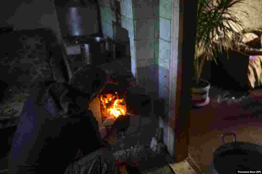 «Это неудобно. Мы тратим много времени на сбор дров. Вы же видите, в какой ситуации мы живем», — говорит Паляница