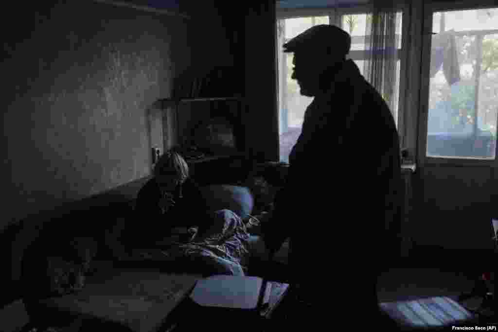 В темной и тесной квартире мать Севрукова сидит под одеялом на диване, заставленном тарелками с плохой едой. Зоя Севрукова вот уже семь лет она прикована к постели и большую часть времени проводит сидя, раскладывая пасьянс из потертой колоды карт. «Сейчас очень холодно. Если бы не мой сын, я бы замерзла», — говорит она.